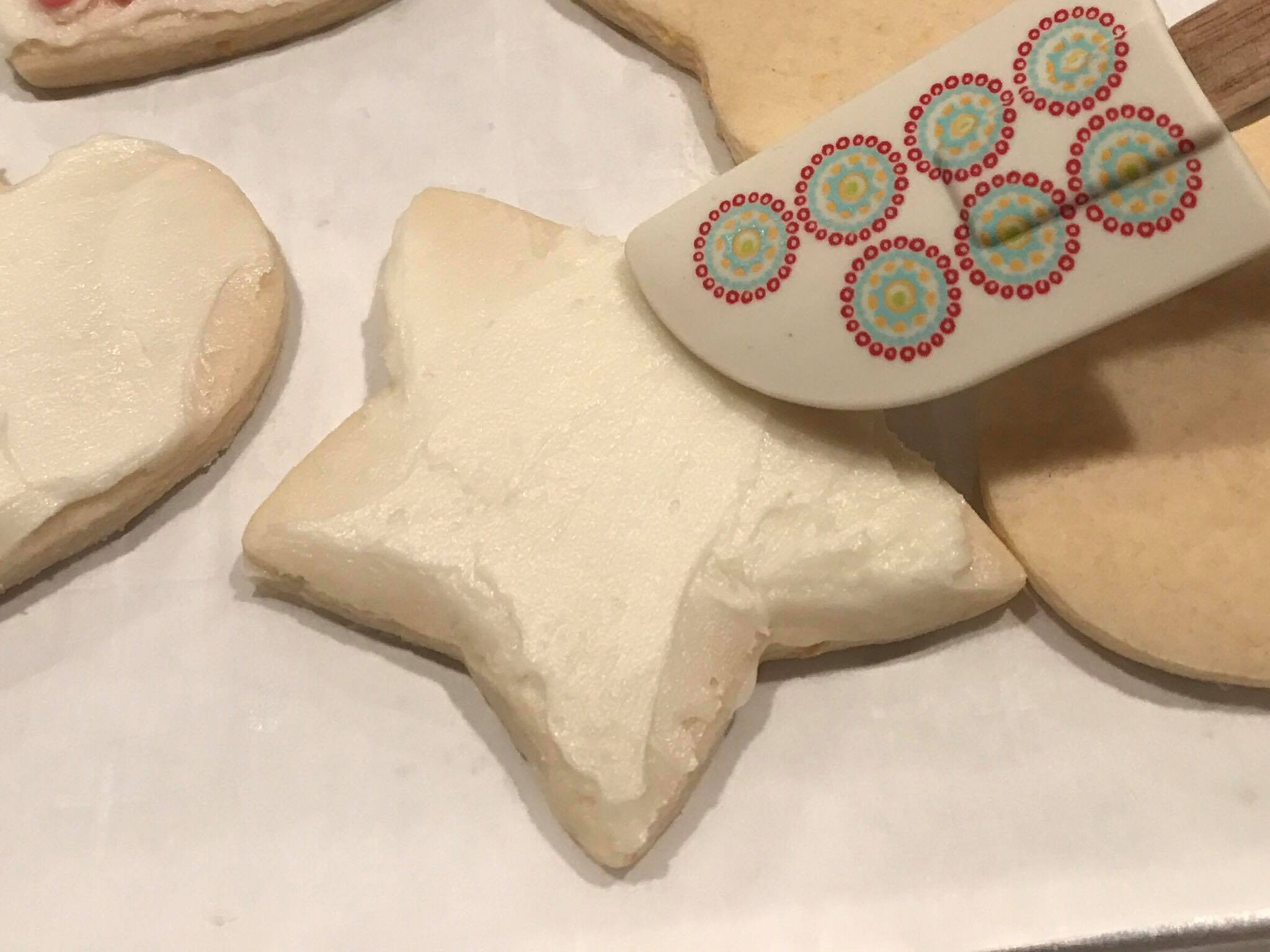 Icing sugar cookies with a spatula