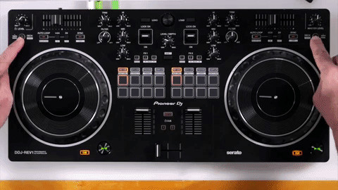 GIF showcasing the deck switching functionality between decks 1, 2, 3, and 4 on the DDJ-REV1 in Serato DJ Lite, demonstrating its extended mixing capabilities.