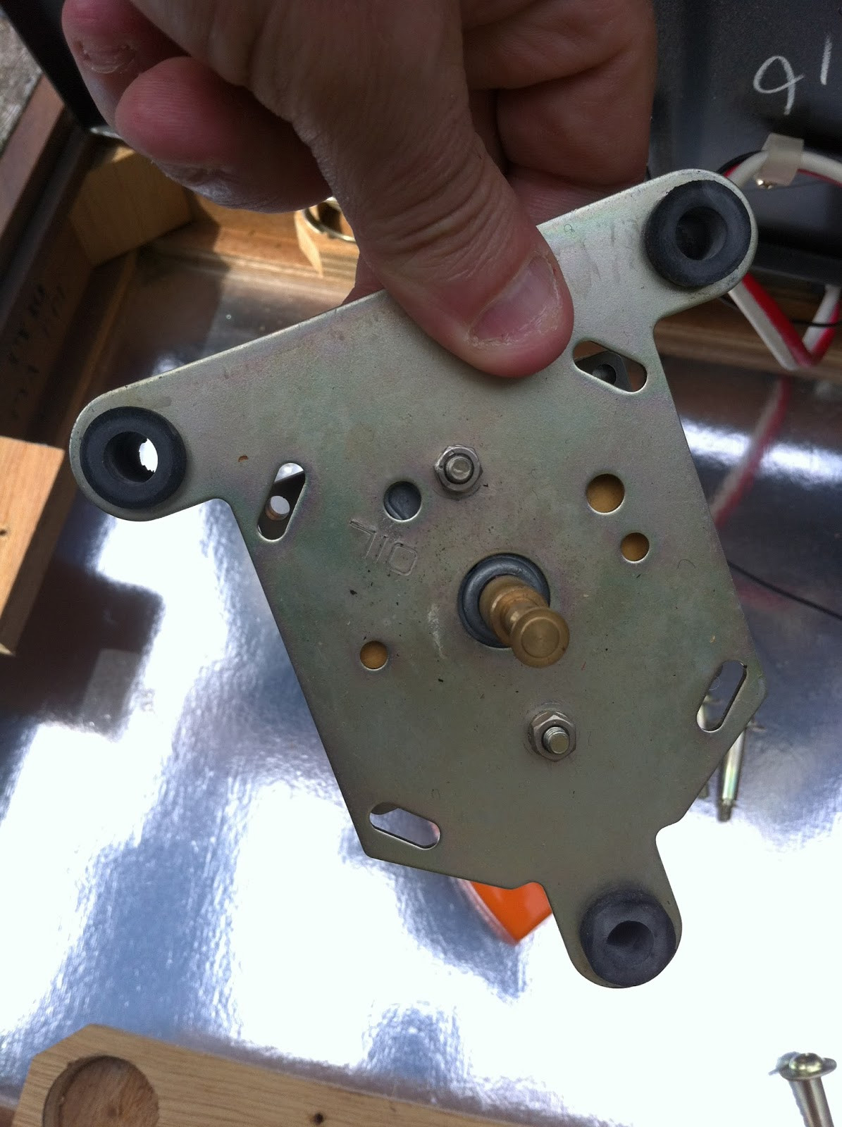 Pioneer PL-12D motor fully detached from top plate, showcasing rubber bushes and oil point.